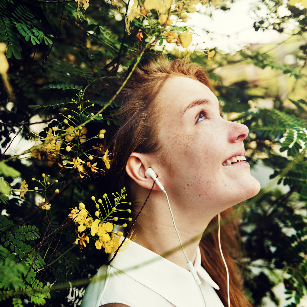 女人听音乐图片 女人听音乐图片