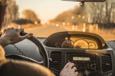 男子駕駛一輛車照片
