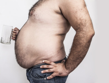 男人握空啤酒杯