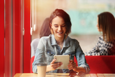 年輕女子坐在咖啡廳圖片