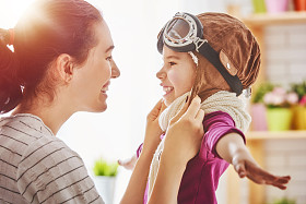 母亲和孩子玩的女孩图片