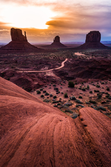 紀(jì)念碑谷陰日出垂直照片