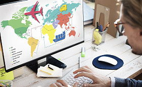 在电脑键盘上打字的人