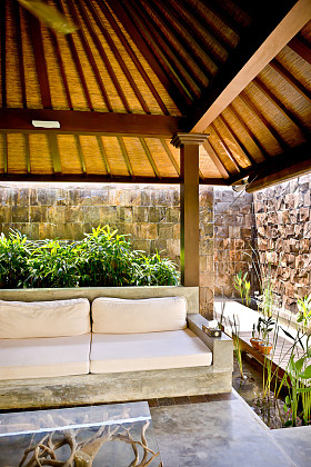 室外露台区垫椅子和大屋顶图片