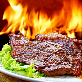 烧烤上火焰状热图片