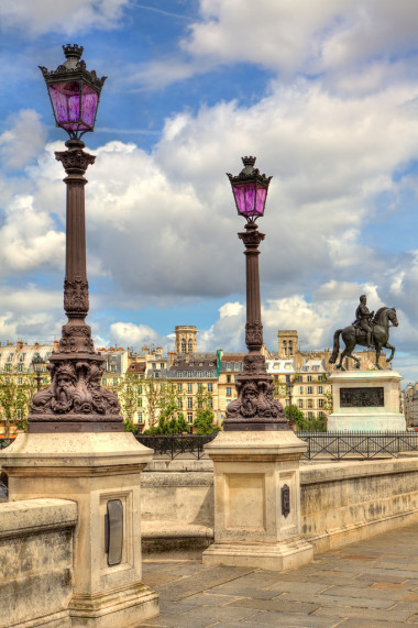 在新橋上的燈柱。巴黎法國(guó).圖片