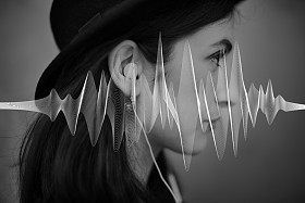 耳机听音乐的女孩图片