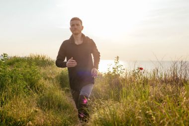 正在運(yùn)行的年輕人圖片