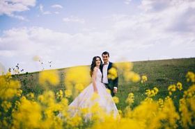 新婚夫妇的婚礼去散步