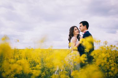 新婚夫妇的婚礼去散步照片