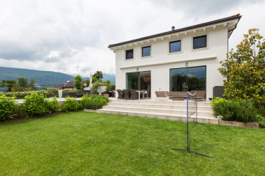 房子，外部有花園和游泳池的視圖