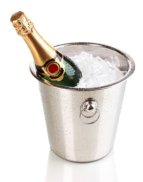 孤立在白色桶香槟瓶