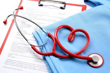 紅色的聽診器和醫(yī)護(hù)人員制服圖片