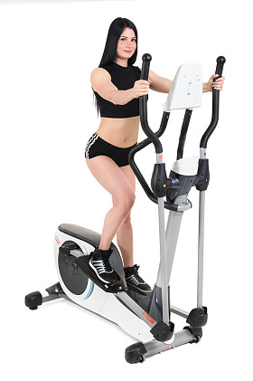 在椭圆机上锻炼的年轻女人