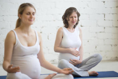 孕婦在健身訓(xùn)練期間感到胃痛圖片