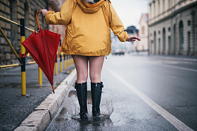 走在一个下雨天图片