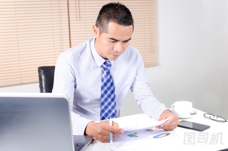 亞洲商人看在工作場(chǎng)所辦公文檔