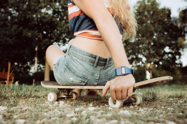 年輕的滑板女孩休息戶外