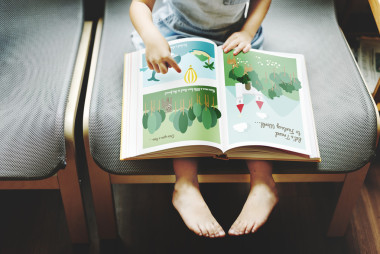 豐富多彩的圖書女孩讀的圖片