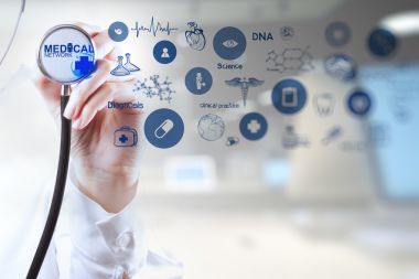 设计师手与数字平板电脑和笔记本电脑 设计师手与数字平板电脑和笔记本电脑