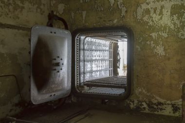 火葬場內(nèi)部在衰變