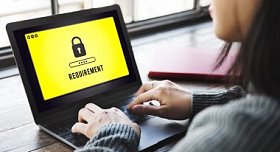 笔记本电脑的女人的画像