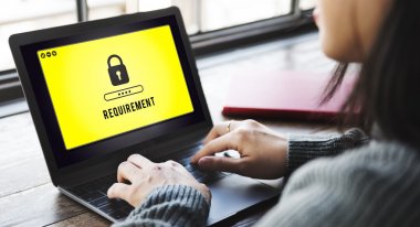 笔记本电脑的女人的画像 笔记本电脑的女人的画像