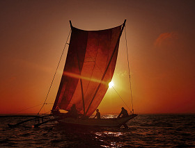 日落时双体船上的渔民