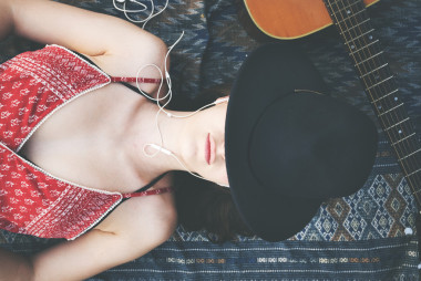 女人聽音樂和夢想圖片