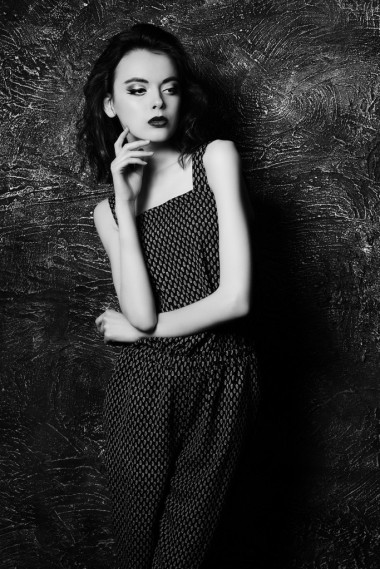 女孩摆姿势一个美丽的黑发模特的肖像