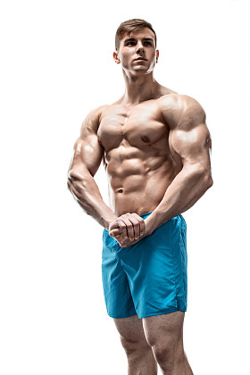在工作室里摆有肌肉的男人的形象