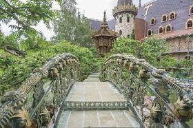 美丽的池塘和行人天桥.照片