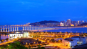 在晚上与著名旅游塔在澳门河附近的城市景