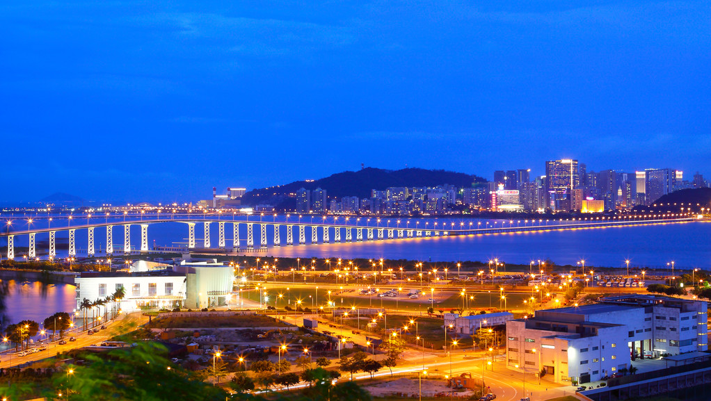 在晚上与著名旅游塔在澳门河附近的城市景