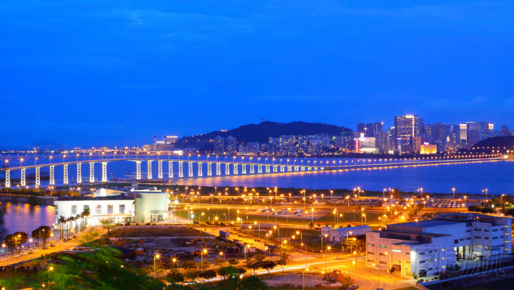 在晚上與著名旅游塔在澳門河附近的城市景