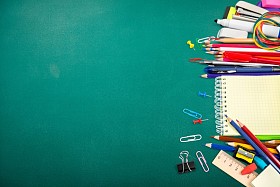 在背景上学校用品图片