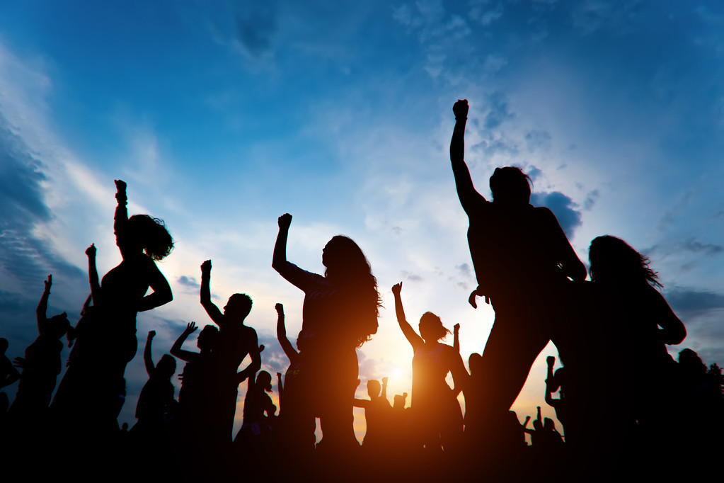 轮廓的年轻人们在跳舞 轮廓的年轻人们在跳舞