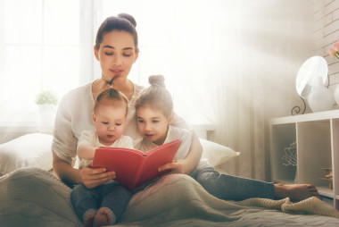 母親讀一本書(shū)圖片