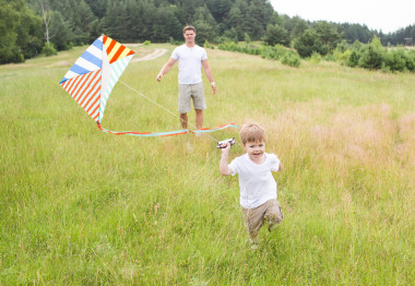 父親和兒子在公園里玩