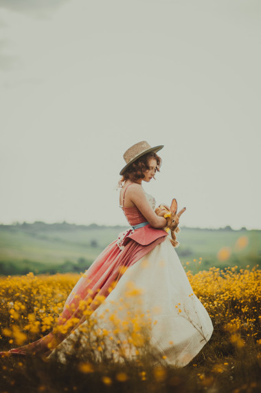 一只兔子在戶外的女孩 圖片