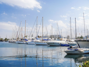 海港口 El 塢，突尼斯。很多游艇停泊碼頭