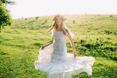 在草地上跳舞的女人