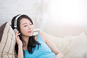  女人享受音乐，放松