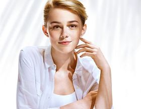 幸福微笑的女人，在白色的衬衫，有美丽的化妆