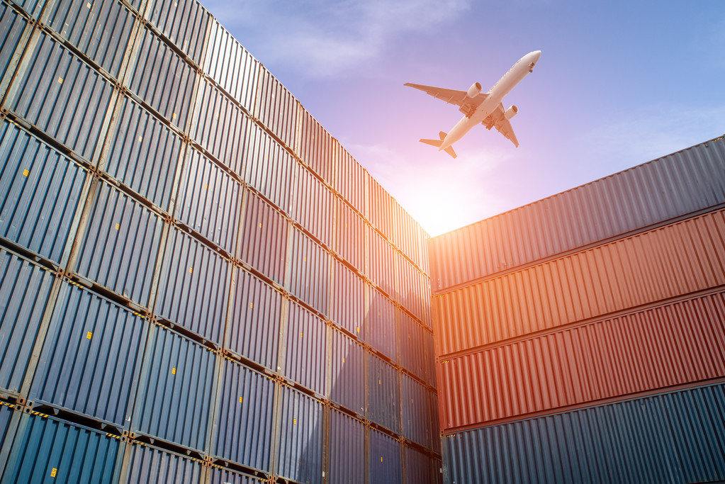 进口、 出口、 物流概念-集装箱的堆栈 进口、 出口、 物流概念-集装箱的堆栈