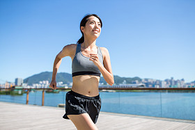 女人在海滨步道上运