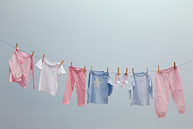 婴儿衣服挂在绳子上图片