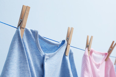 嬰兒衣服掛在繩子上