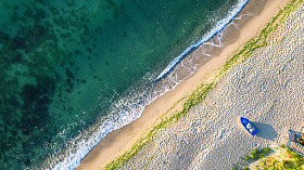 海滩上的海浪和沙子鸟瞰图图片
