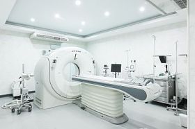 在医院的 ct 扫描仪房间图片